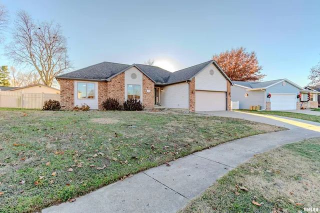 $319,900 | 2104 Marigold Drive, Pekin, IL 61554