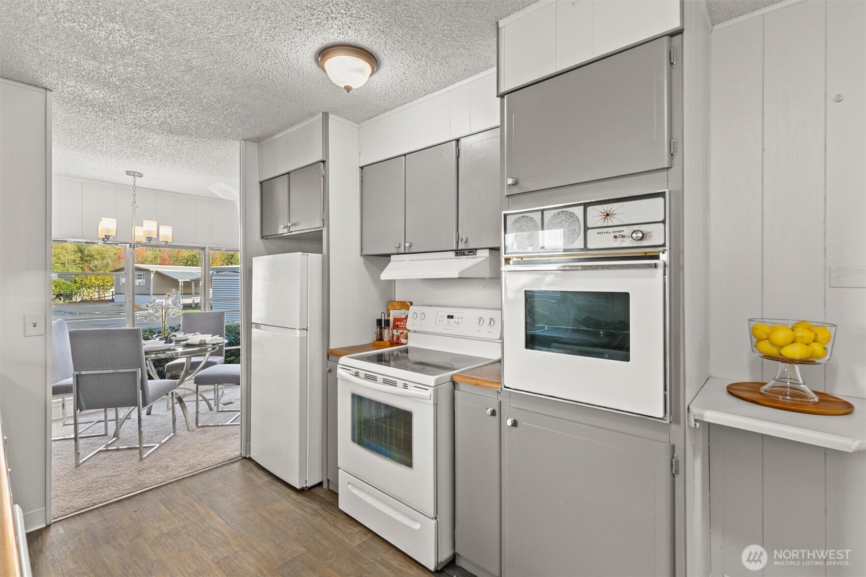 11622 Silver Lake Road, Unit 71 Everett, WA 98208 - Photo 15 of 35 a kitchen with a stove and a refrigerator