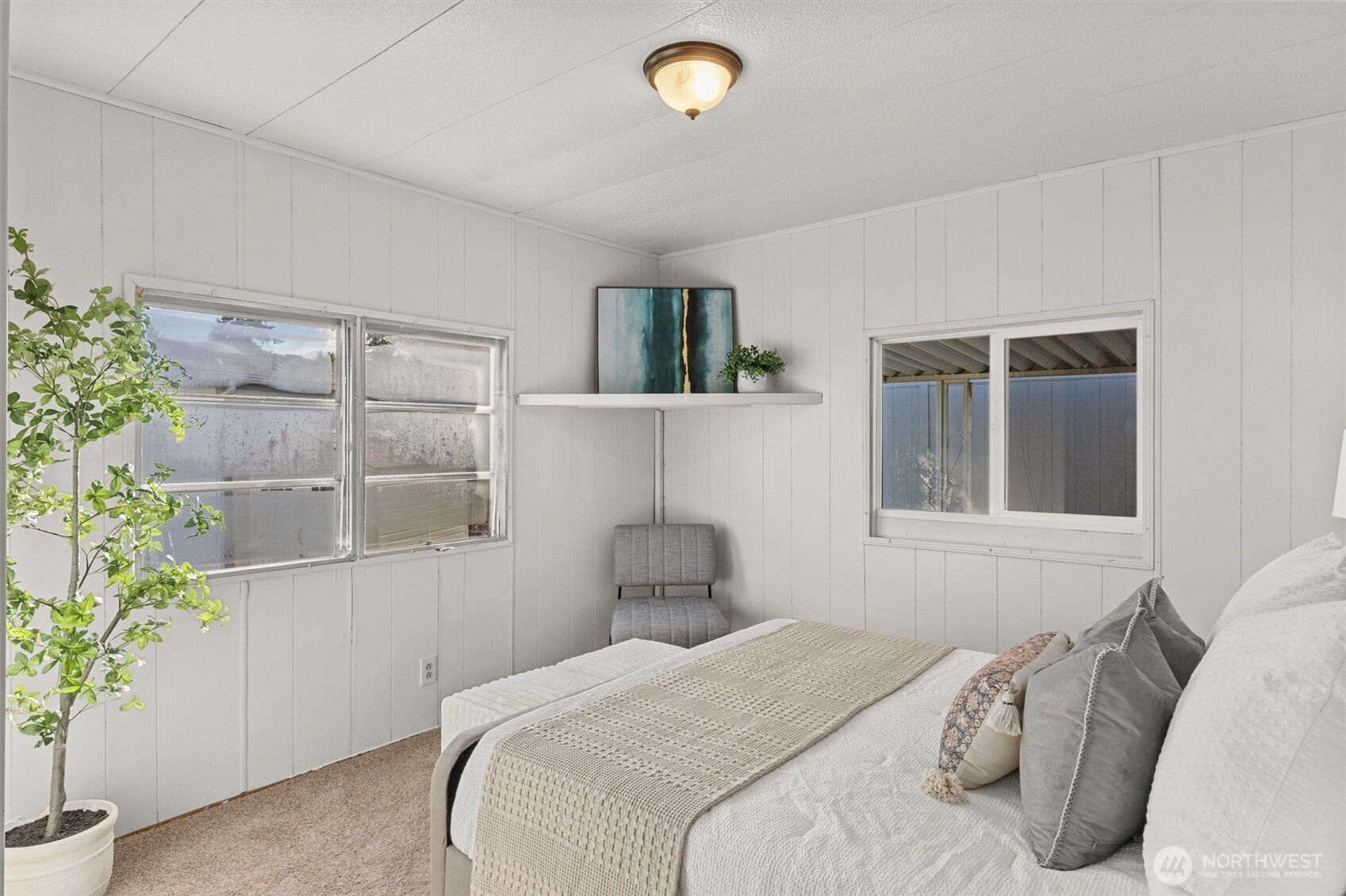 11622 Silver Lake Road, Unit 71 Everett, WA 98208 - Photo 20 of 35 a bedroom with a bed and a potted plant