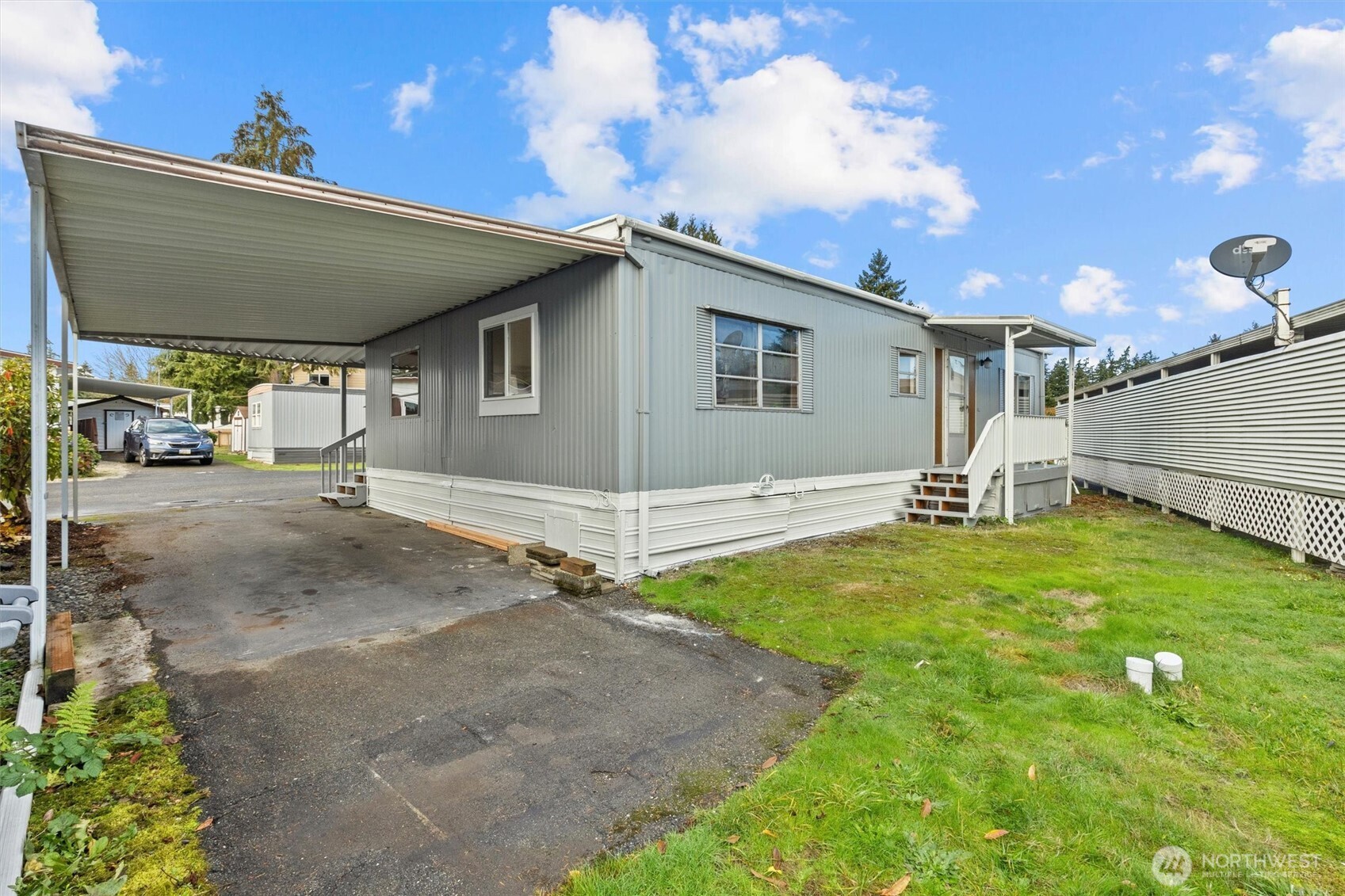 11622 Silver Lake Road, Unit 71 Everett, WA 98208 - Photo 30 of 35 a backyard of a house with table and chairs