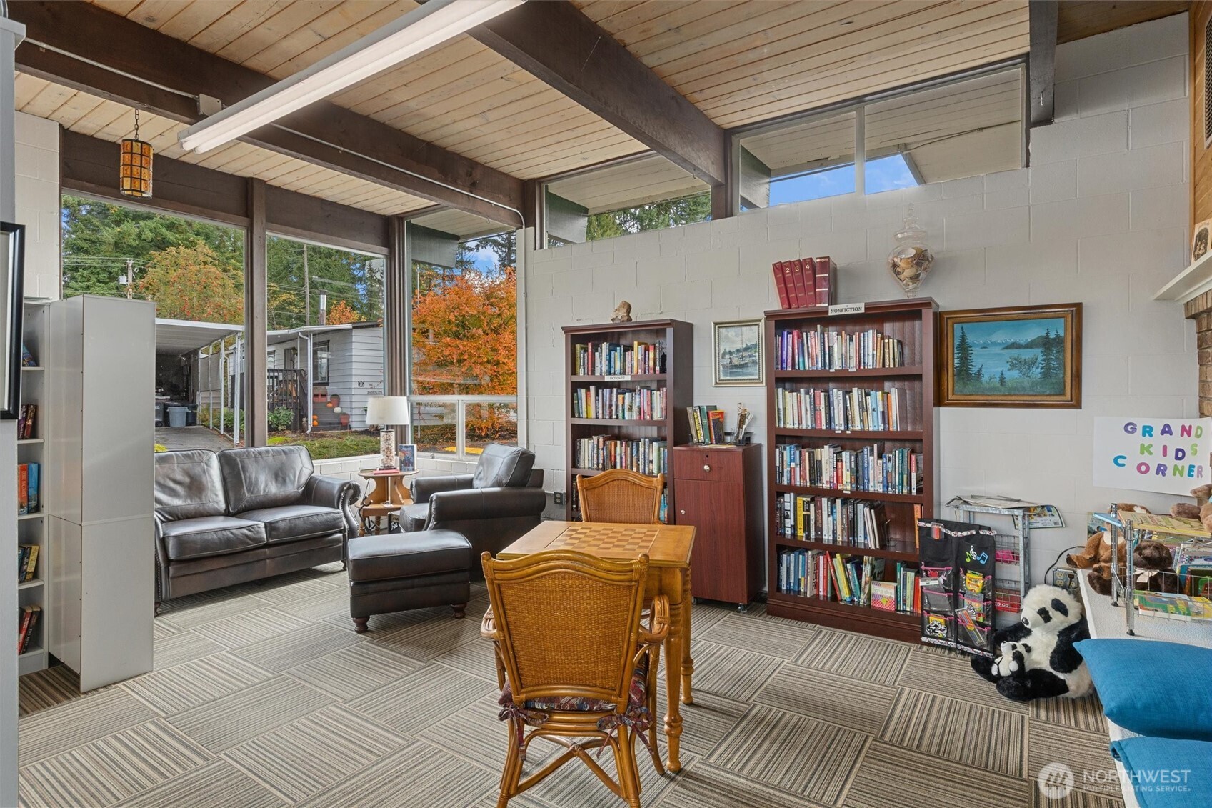 11622 Silver Lake Road, Unit 71 Everett, WA 98208 - Photo 33 of 35 a living room with furniture and a book shelf