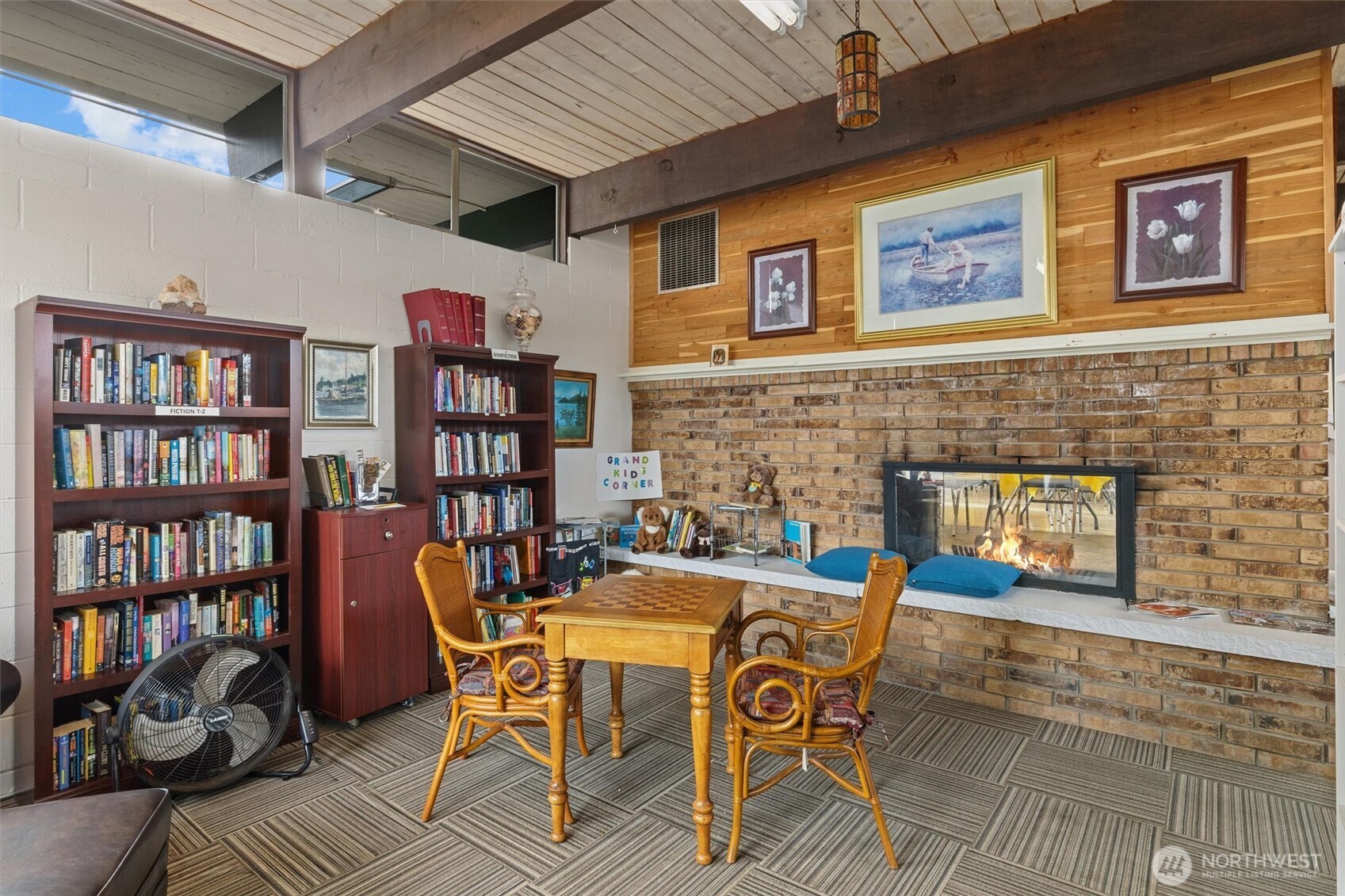 11622 Silver Lake Road, Unit 71 Everett, WA 98208 - Photo 34 of 35 a dining room with furniture and a book shelf