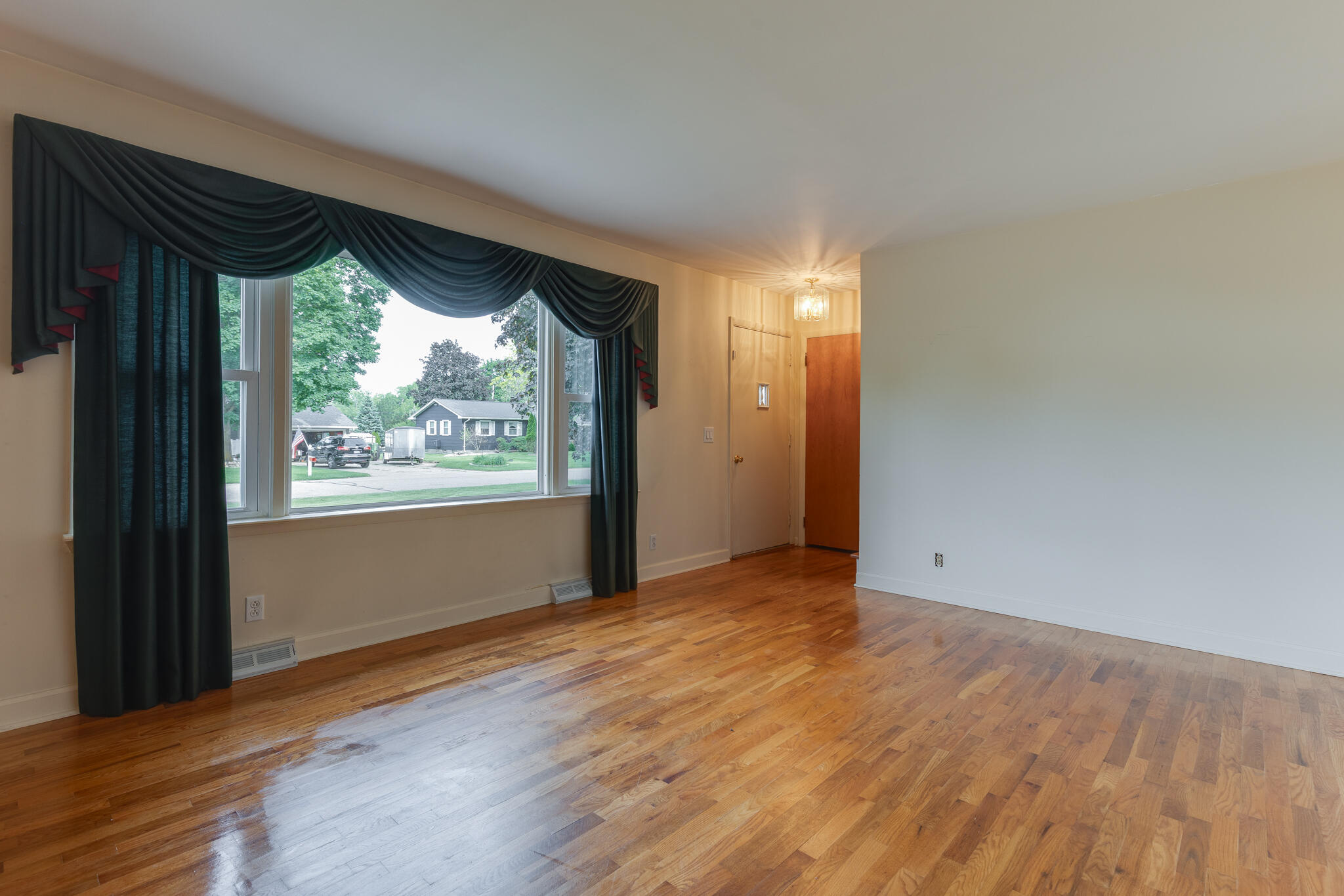 7535 Yorktown Road Lansing, MI 48917 - Photo 15 of 50 Family Room