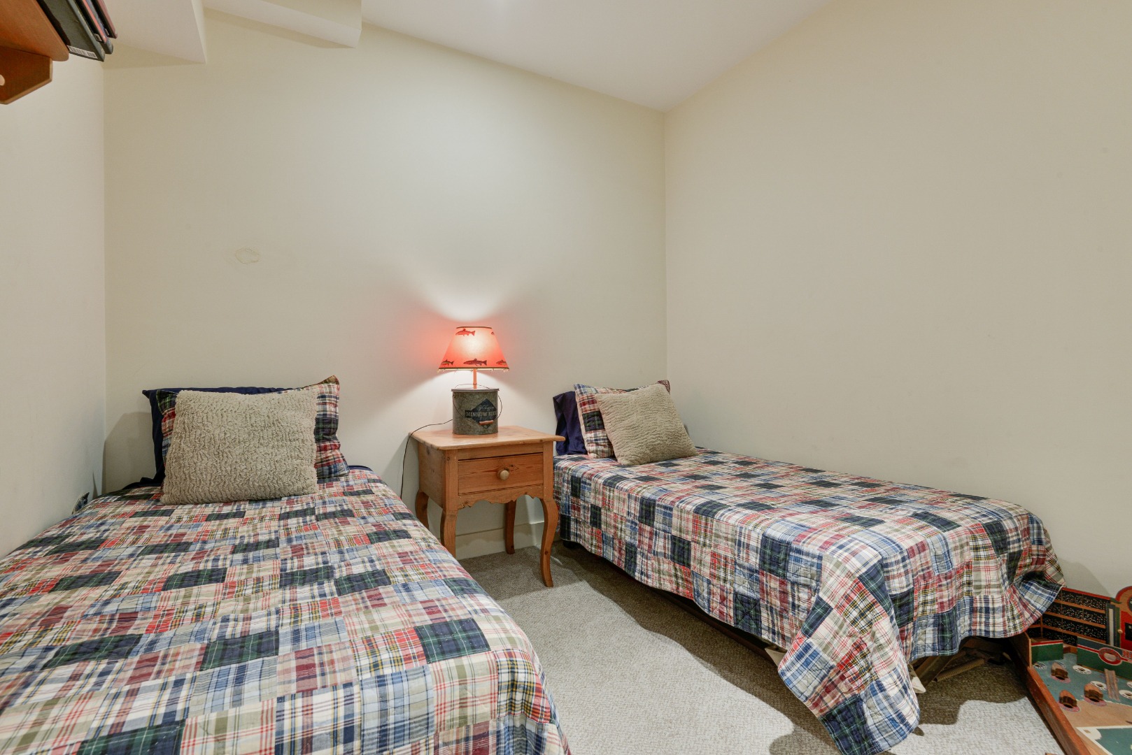 41.5 Nobadeer Farm Road Nantucket, MA 02554 - Photo 32 of 36 a bedroom with two beds and a lamp