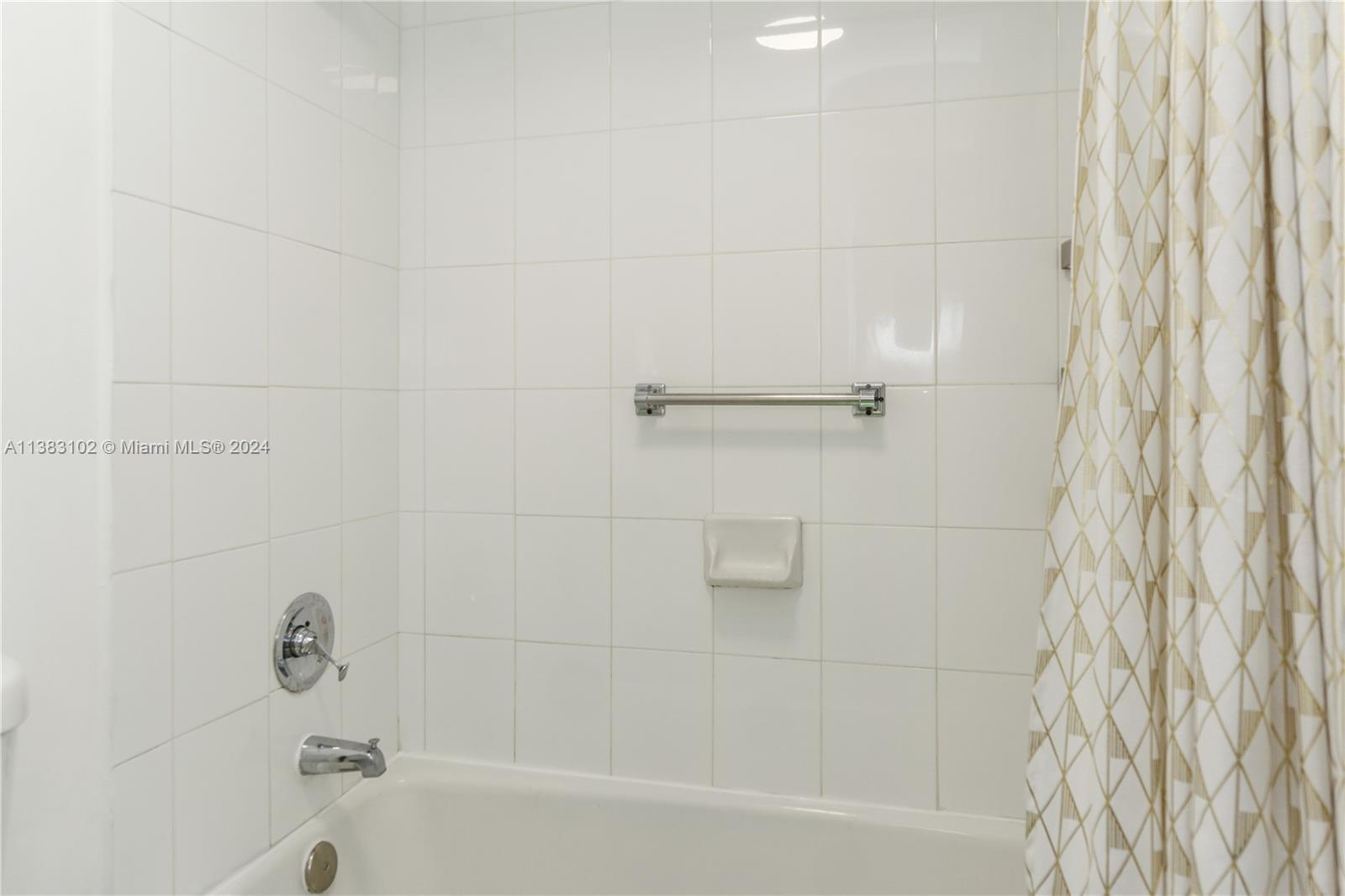 100 Lincoln Road, Unit 306 Miami Beach, FL 33139 - Photo 11 of 18 a bathroom with a bathtub