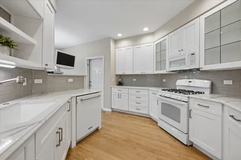 $575,000 | 3042 Lexington Lane, Unit 3R41, Glenview, IL 60026
