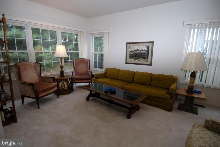 1272 Woodbrook Court Reston, VA 20194 - Photo 6 of 24 Living Room