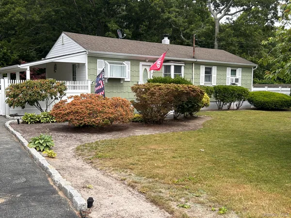 $599,999 | 152 Grand Avenue, Shirley, NY 11967