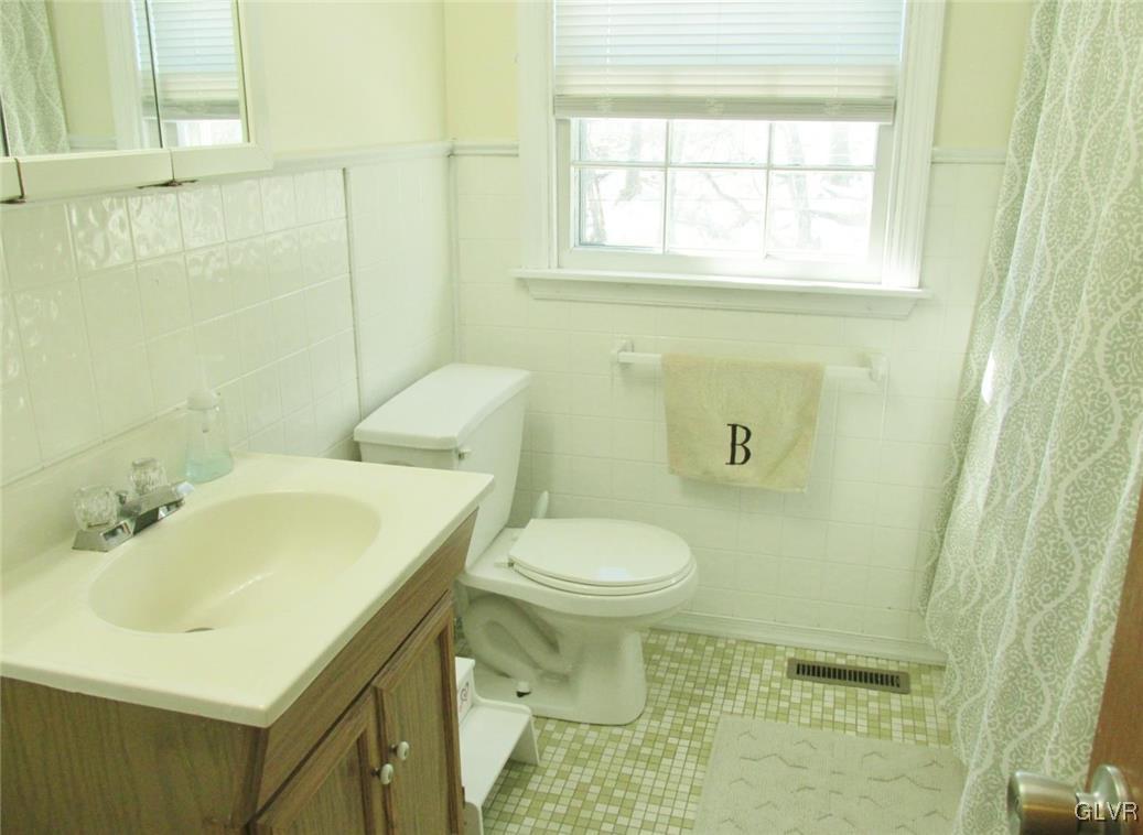 2219 Pinehurst Road Bethlehem, PA 18018 - Photo 23 of 44 2nd Floor FULL Bath