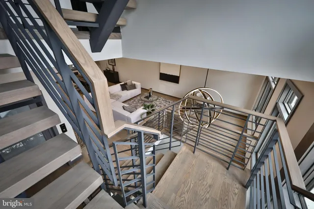 a view of entryway with a workspace