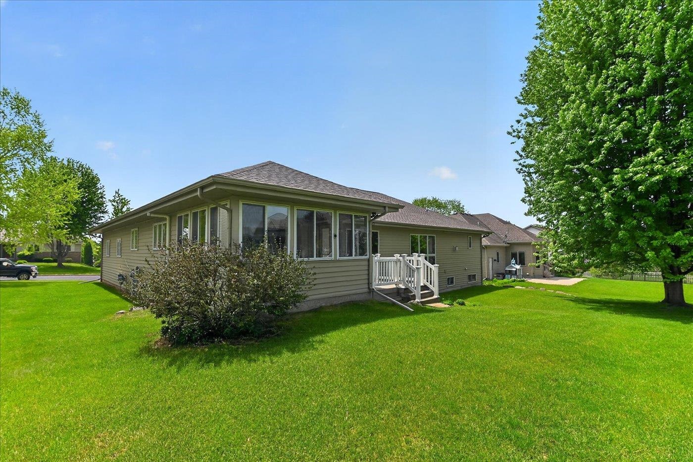 409 Badger Lane Waunakee, WI 53597 - Photo 5 of 51