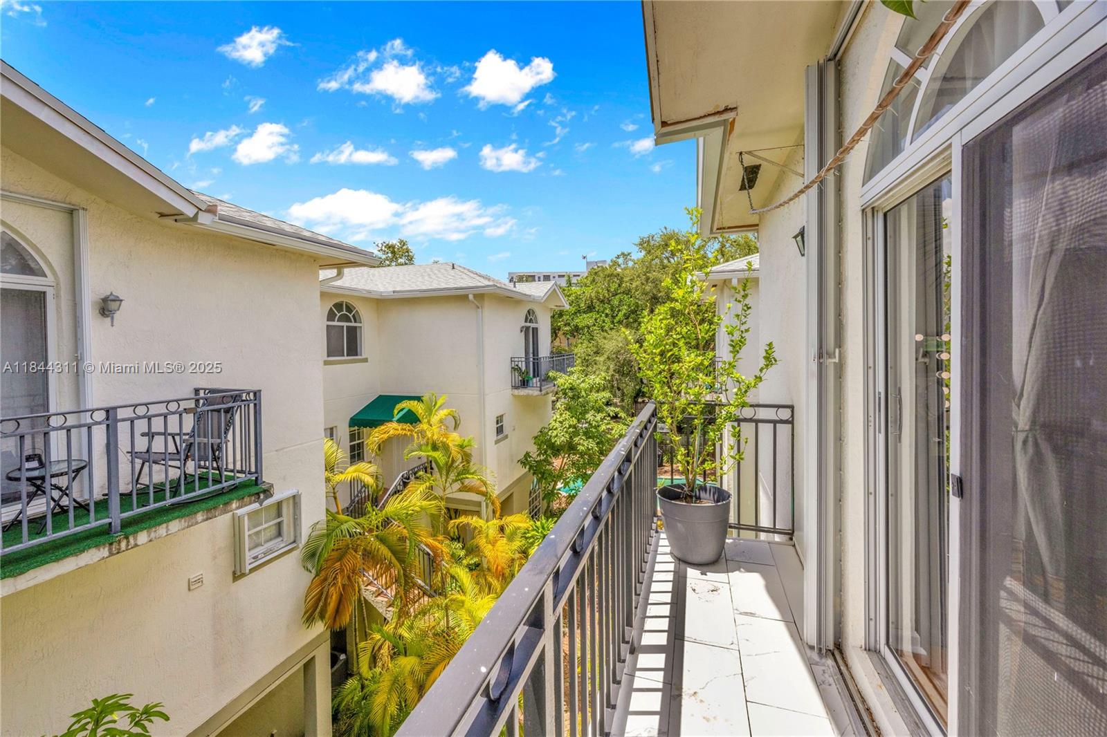 2850 Coconut Avenue, Unit 15 Miami, FL 33133 - Photo 28 of 32 a view of balcony and deck