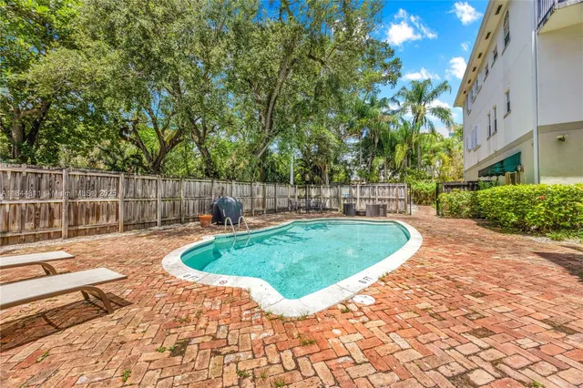 a view of a backyard