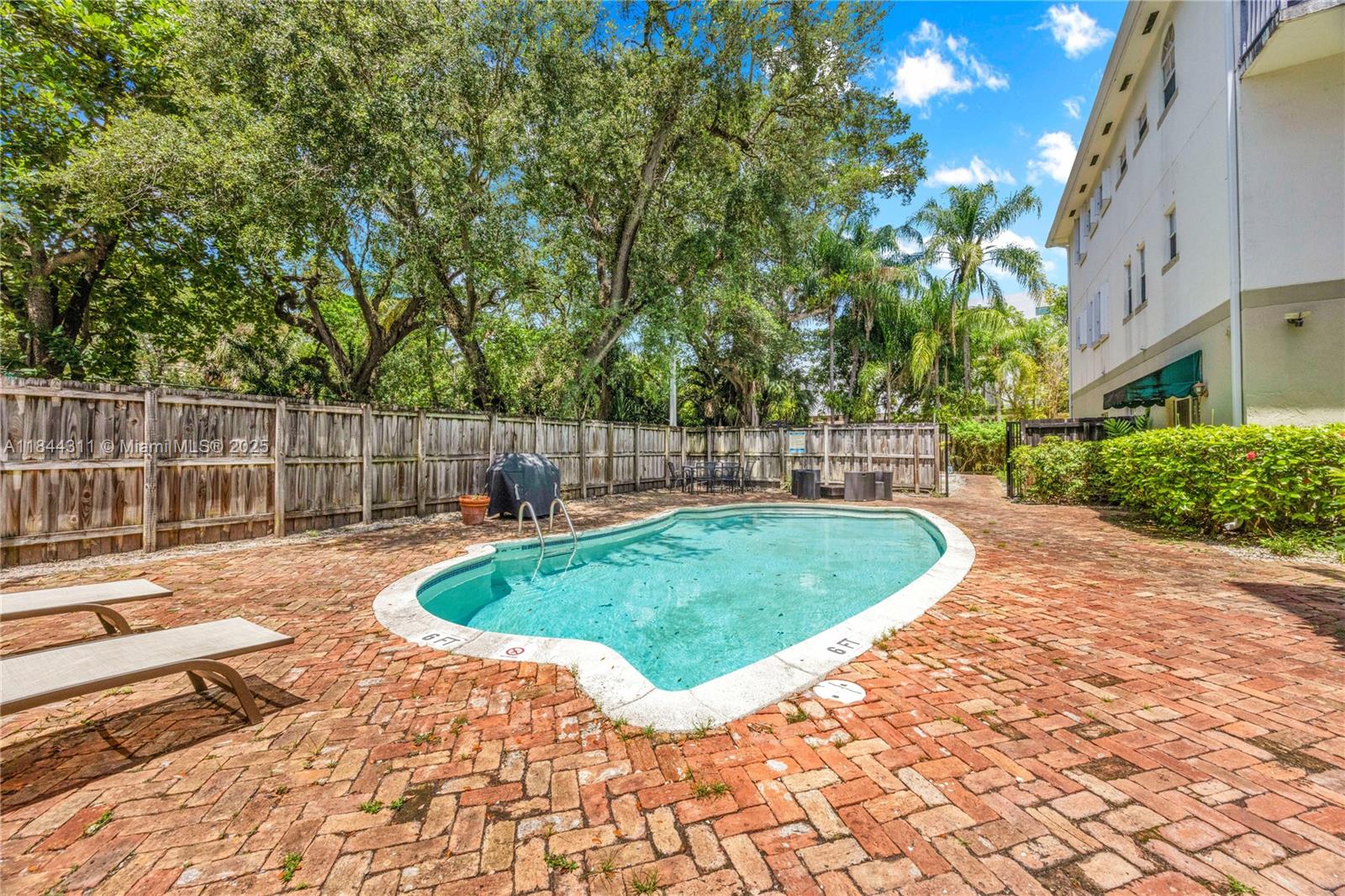 2850 Coconut Avenue, Unit 15 Miami, FL 33133 - Photo 30 of 32 a view of a backyard