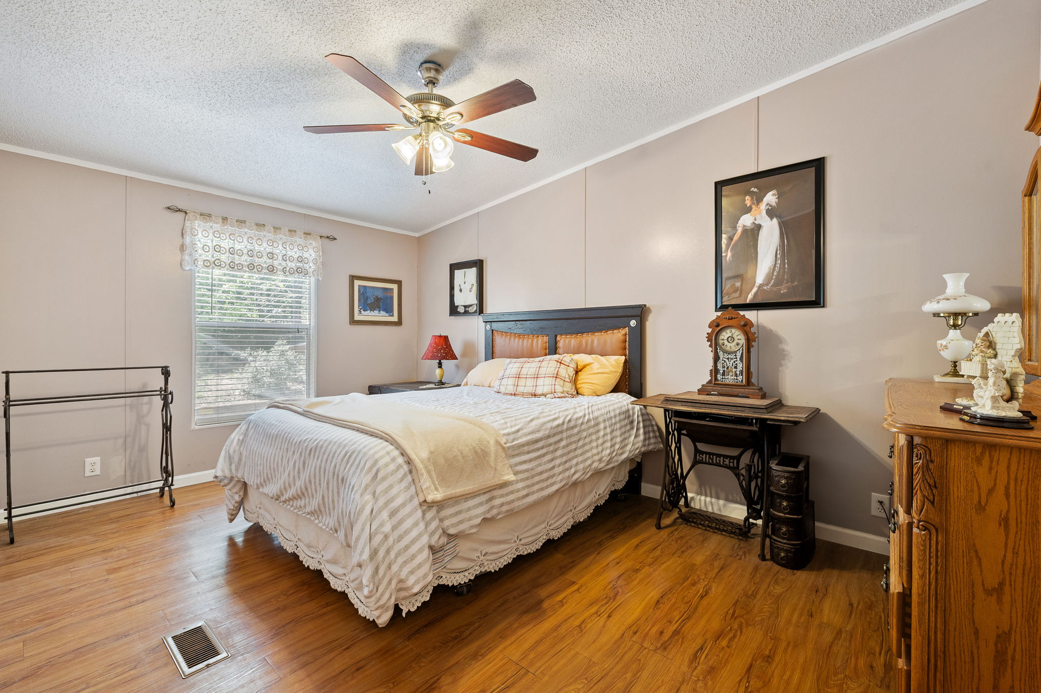 541 Hidden Oaks Drive Elgin, TX 78621 - Photo 15 of 40 Secondary bedroom
