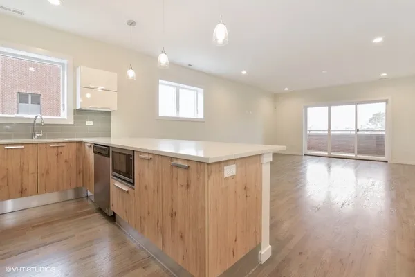 $3,250 | 3326 West Irving Park Road, Unit 3E, Chicago, IL 60618