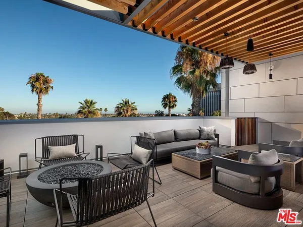 $3,710 | 3223 Wilshire Boulevard, Unit 201, Santa Monica, CA 90403