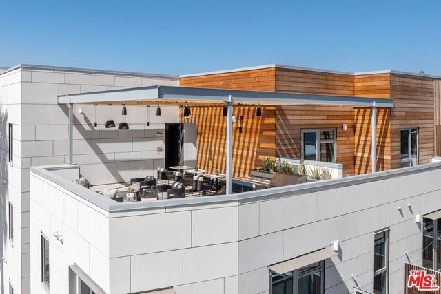 $3,710 | 3223 Wilshire Boulevard, Unit 201, Santa Monica, CA 90403