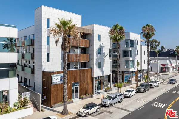 $3,710 | 3223 Wilshire Boulevard, Unit 201, Santa Monica, CA 90403
