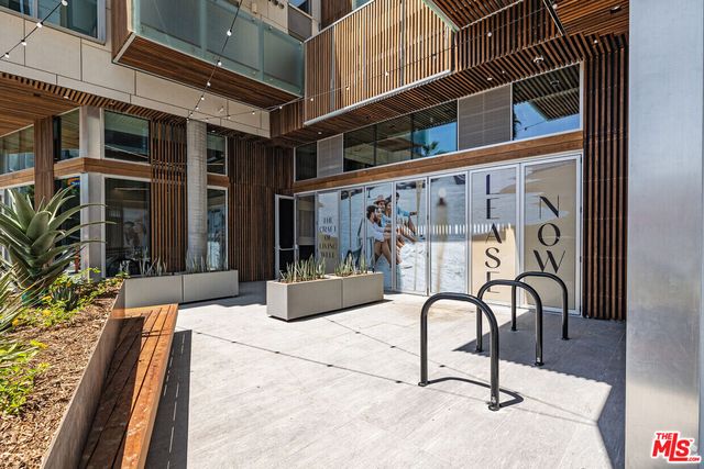 $3,710 | 3223 Wilshire Boulevard, Unit 201, Santa Monica, CA 90403