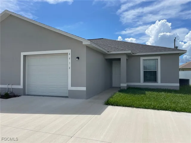 a view of a backyard of the house