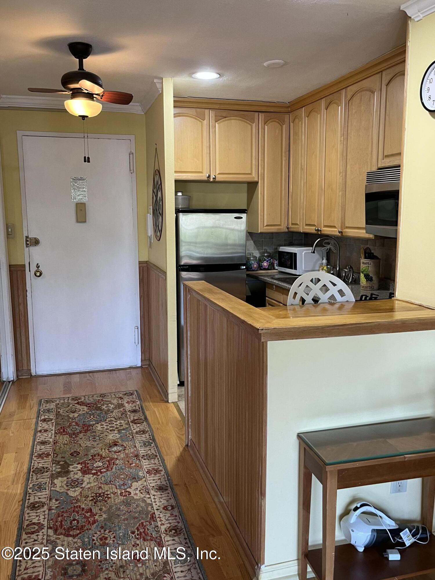 1000 Clove Road, Unit 6G Staten Island, NY 10301 - Photo 11 of 36 Kitchen w/ Front Door