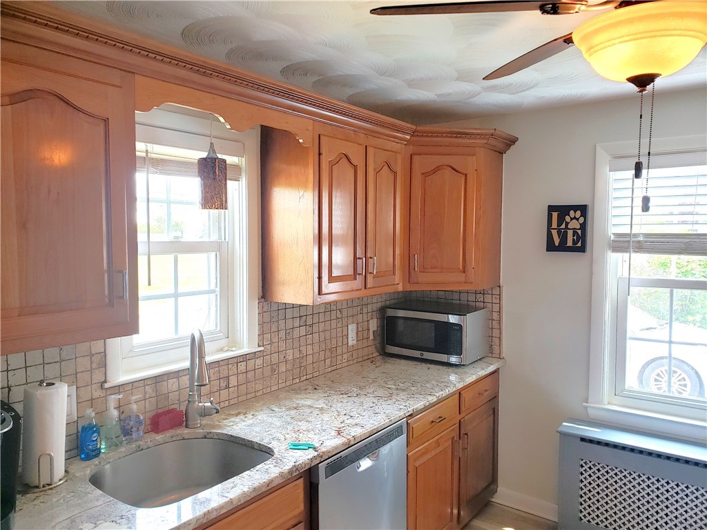 190 Woodhaven Road Pawtucket, RI 02861 - Photo 4 of 34 Gallery Image 4
