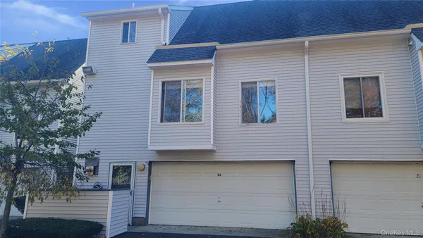 $379,900 | 35 Gibbs Road, Unit 22, Coram, NY 11727