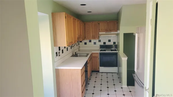 $379,900 | 35 Gibbs Road, Unit 22, Coram, NY 11727