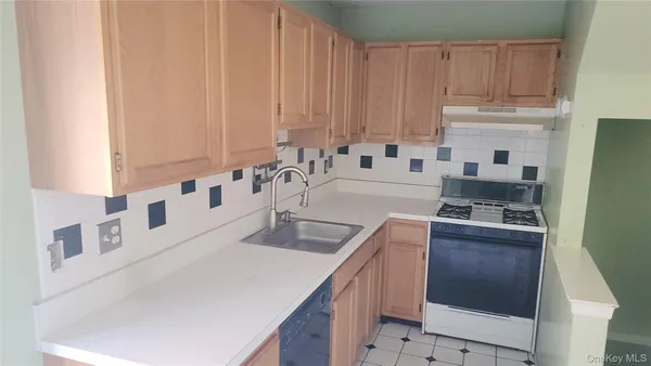 $379,900 | 35 Gibbs Road, Unit 22, Coram, NY 11727