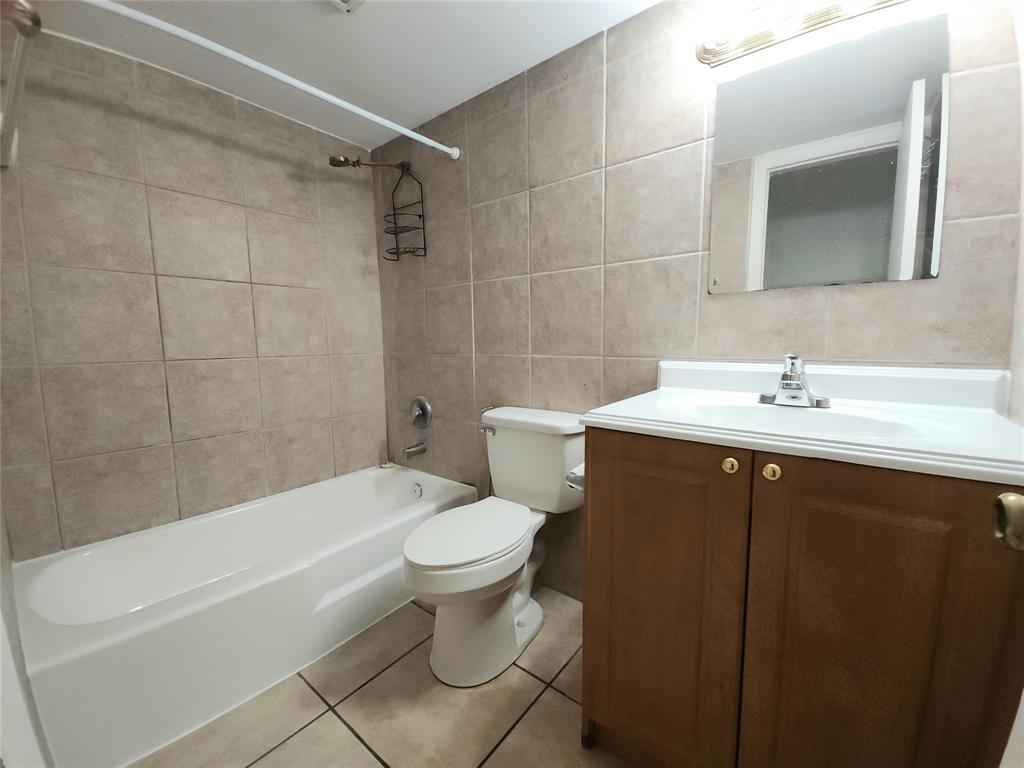 2607 Northeast 8th Avenue, Unit 7 Wilton Manors, FL 33334 - Photo 8 of 30 a bathroom with a sink toilet and shower