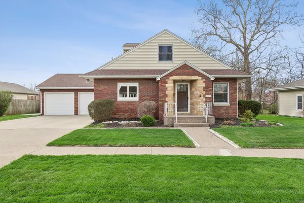 $340,000 | 213 8th Avenue, De Witt, IA 52742