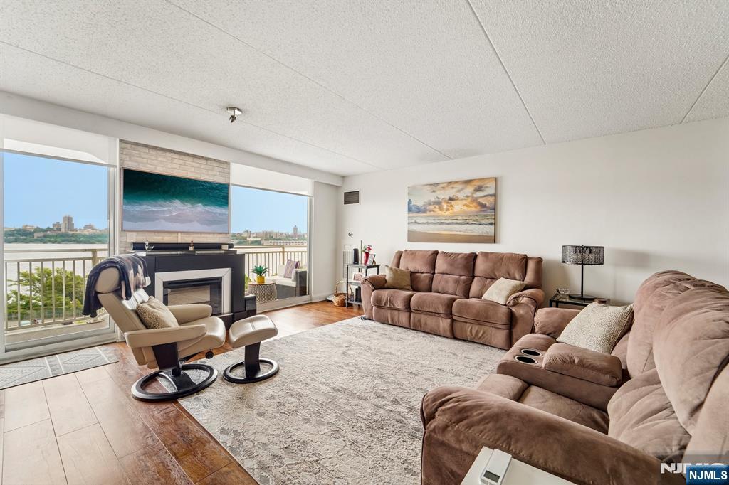 1077 River Road, Unit 903 Edgewater, NJ 07020 - Photo 3 of 37