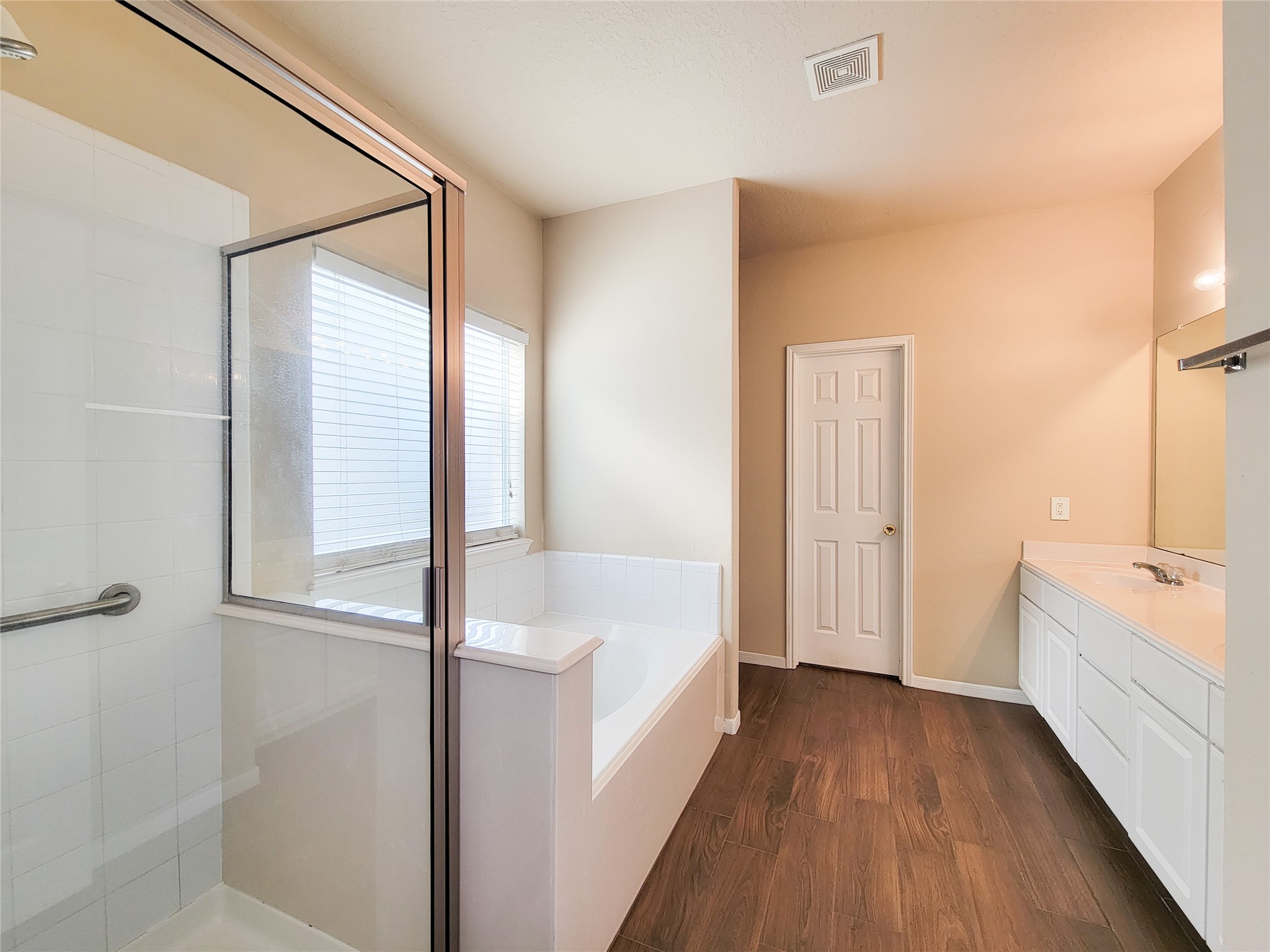 19338 Harvest Stream Way Houston, TX 77084 - Photo 26 of 49 a bathroom with a bathtub and a sink