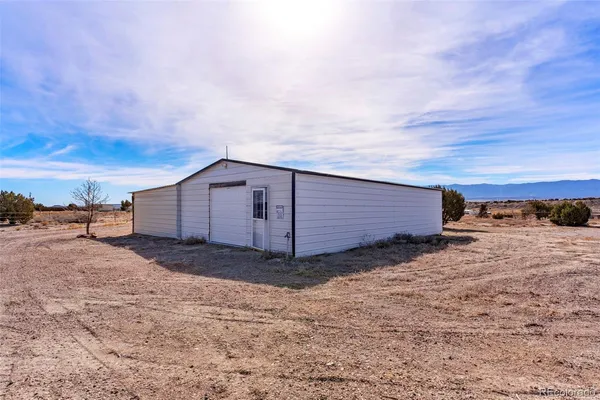 a view of a house with backyard
