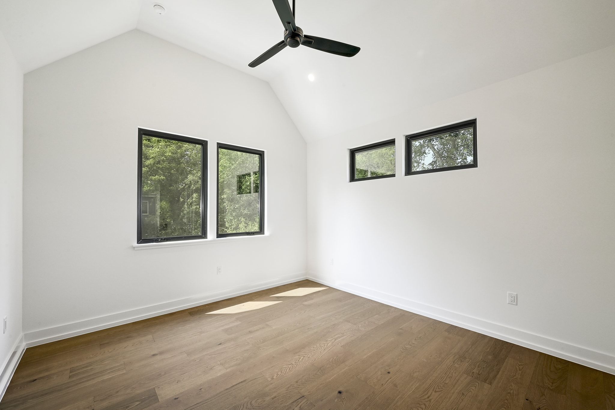 1705 Cullen Avenue Austin, TX 78757 - Photo 23 of 35 an empty room with a window