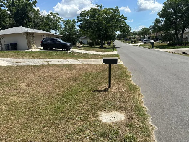 a view of backyard of the house