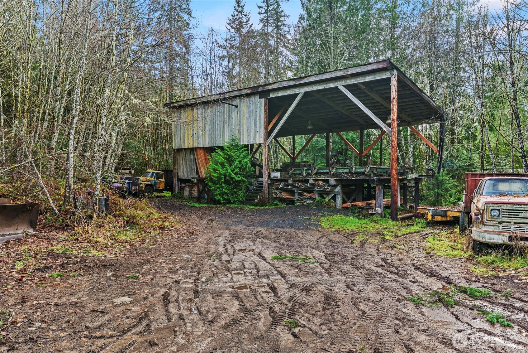 1337 South Silver Lake Road Castle Rock, WA 98611 - Photo 22 of 35 a view of a chair and table in the backyard