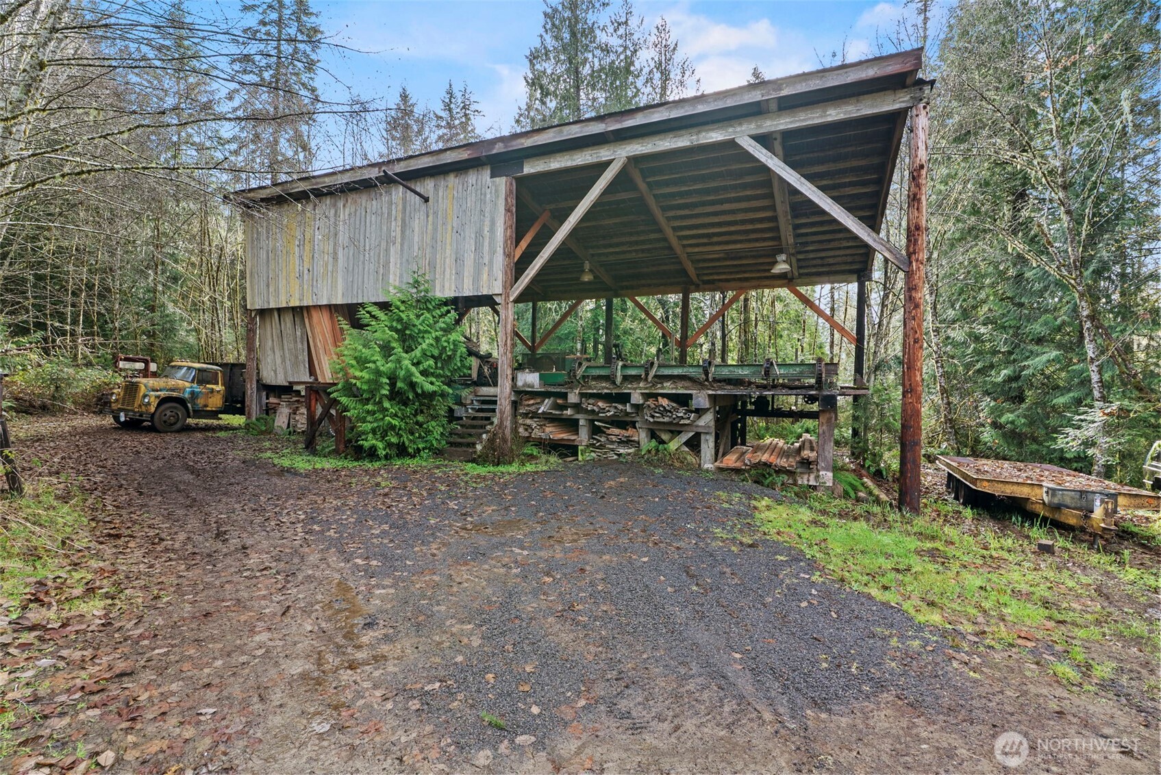 1337 South Silver Lake Road Castle Rock, WA 98611 - Photo 25 of 35 a backyard of a house with barbeque oven table and chairs