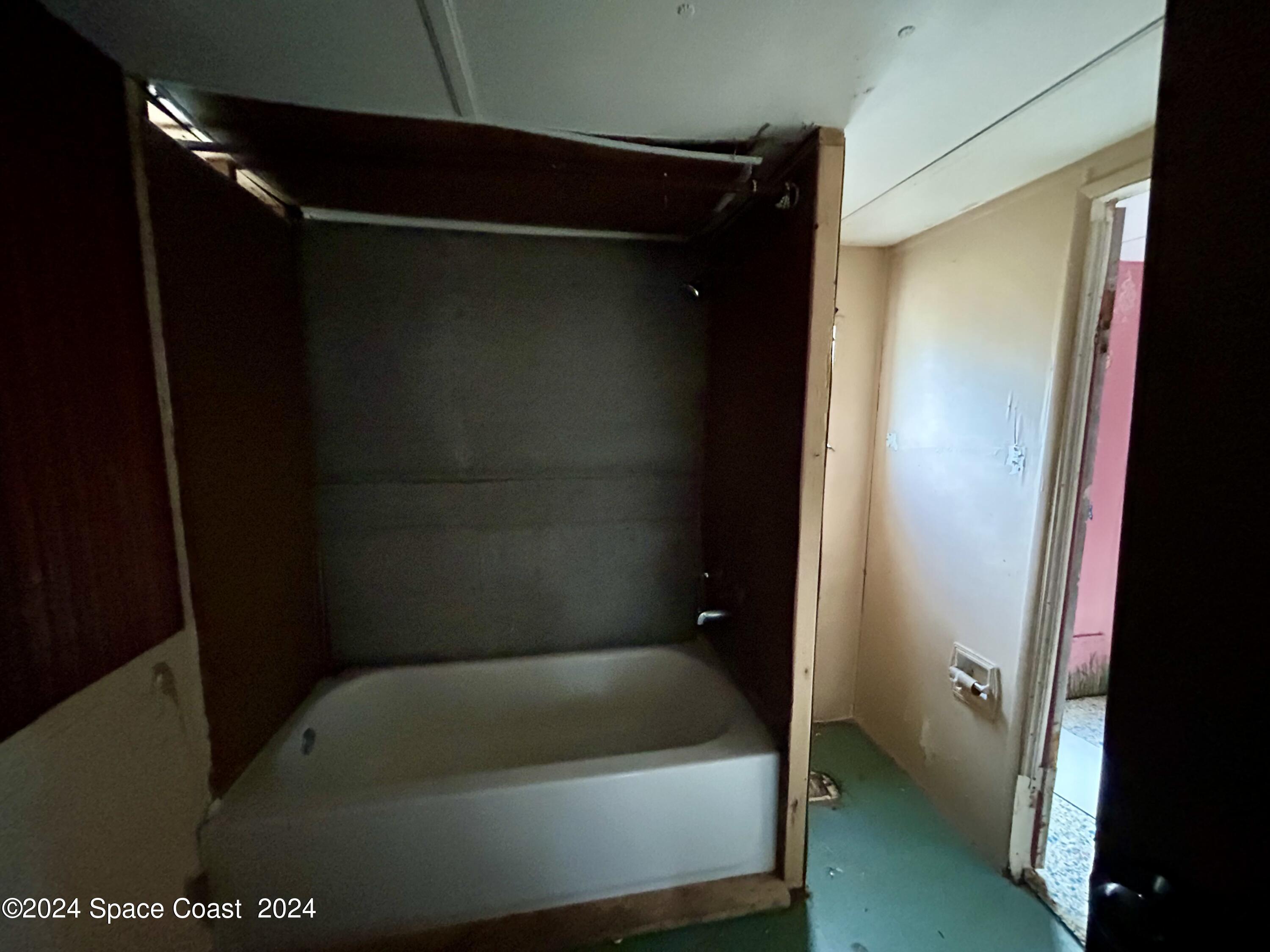 326 Iris Street Cocoa, FL 32927 - Photo 26 of 46 a bathroom with a bathtub