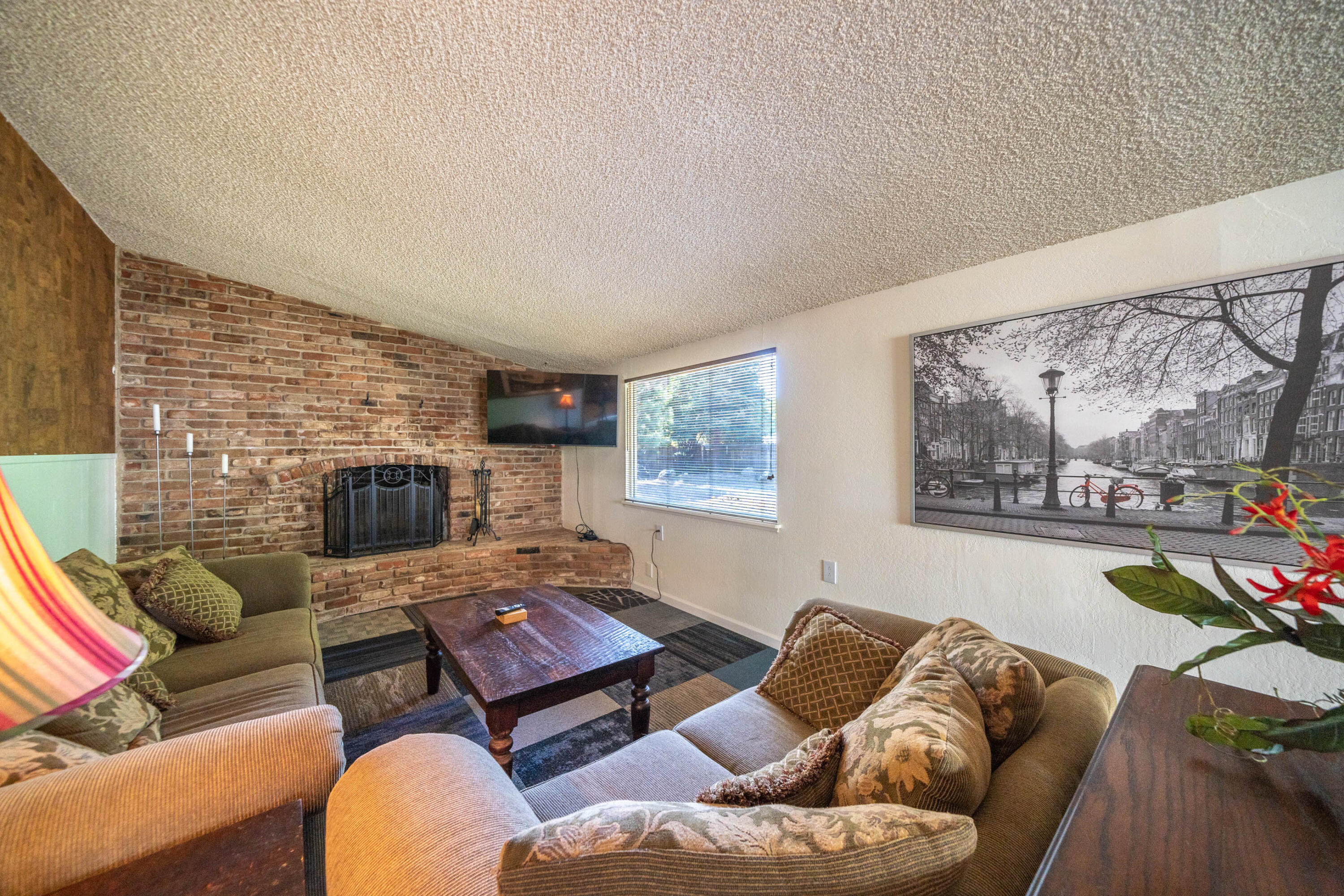 569 Rafael Street Redding, CA 96002 - Photo 17 of 49 Open Family Room