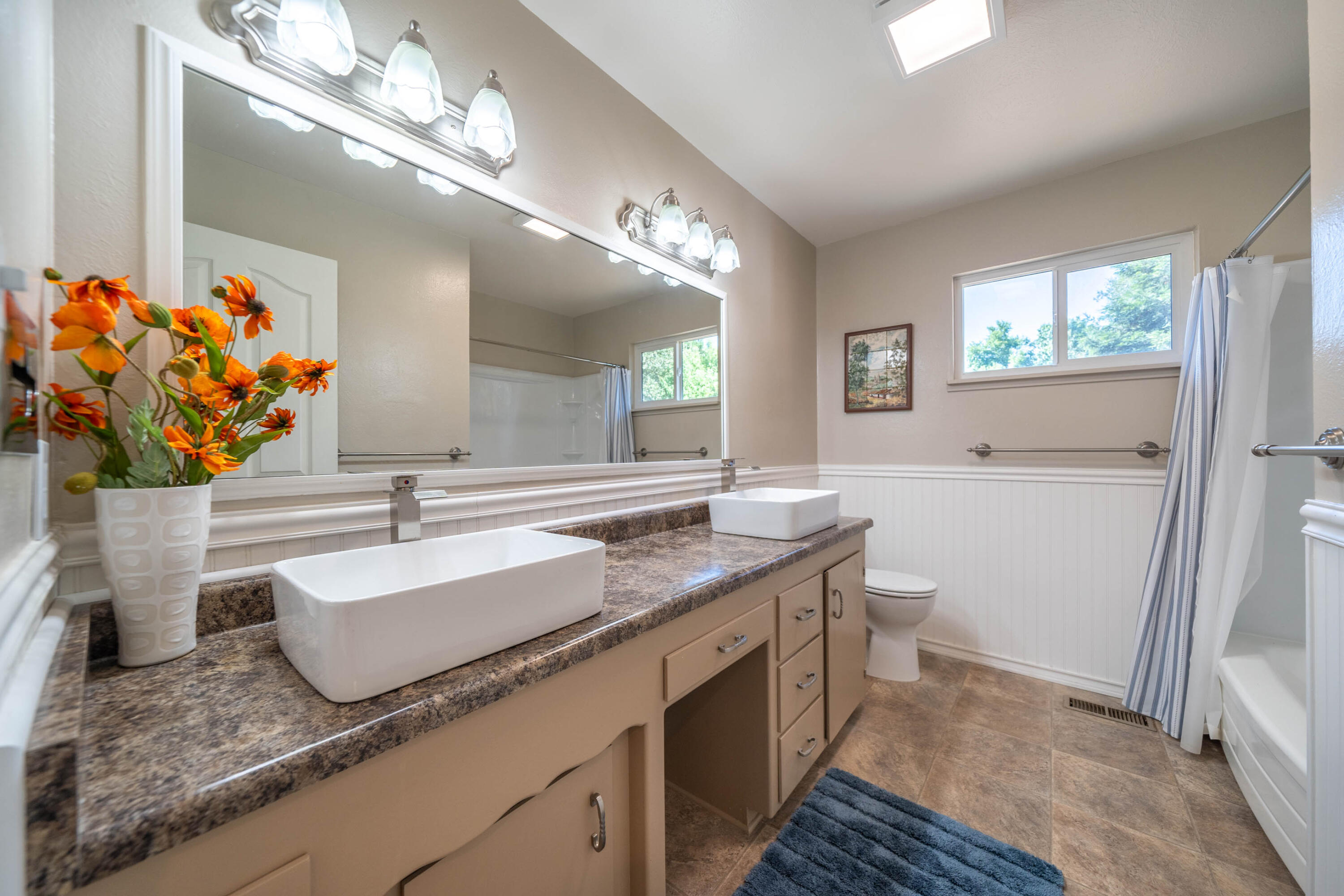 569 Rafael Street Redding, CA 96002 - Photo 22 of 49 Hall Full Bath