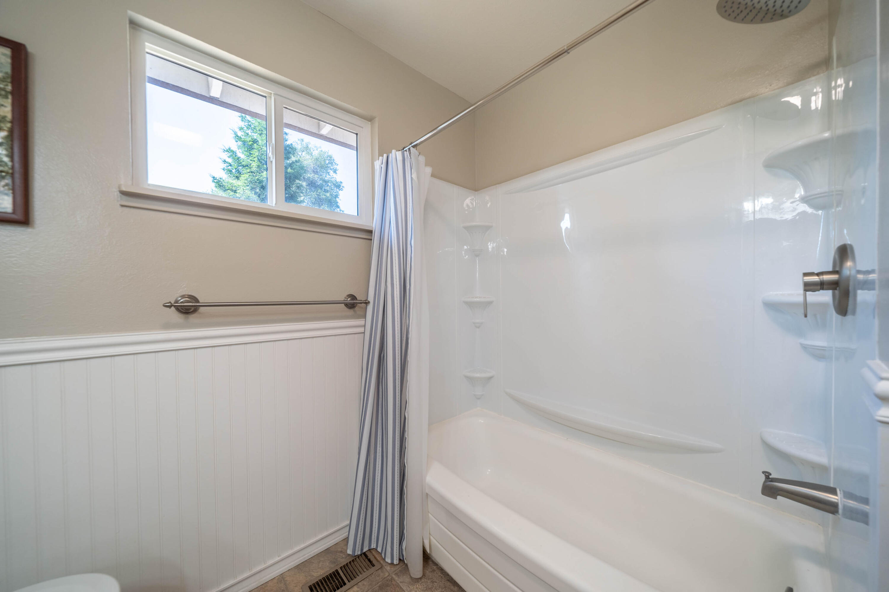 569 Rafael Street Redding, CA 96002 - Photo 23 of 49 Hall Full Bath