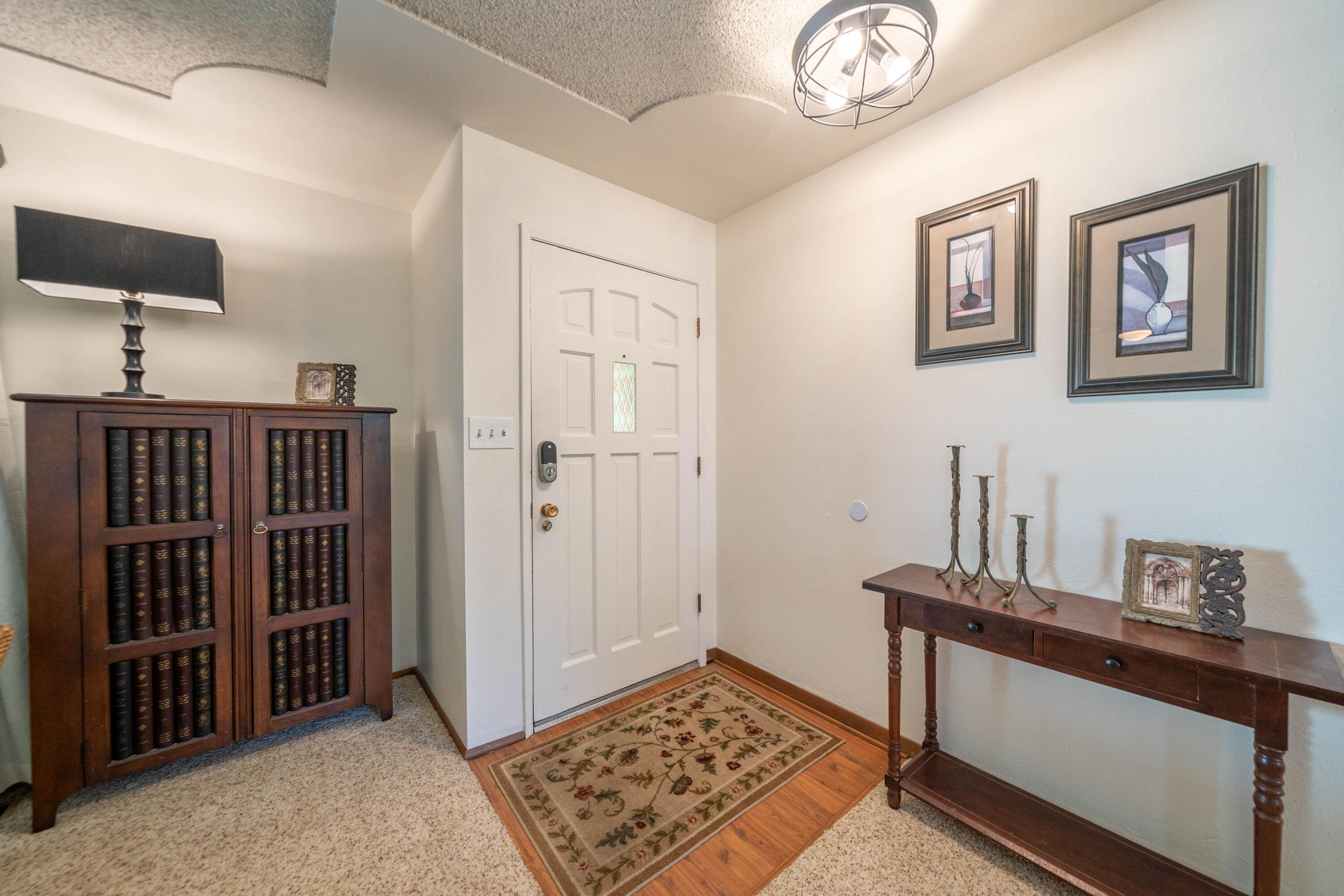 569 Rafael Street Redding, CA 96002 - Photo 6 of 49 Entry