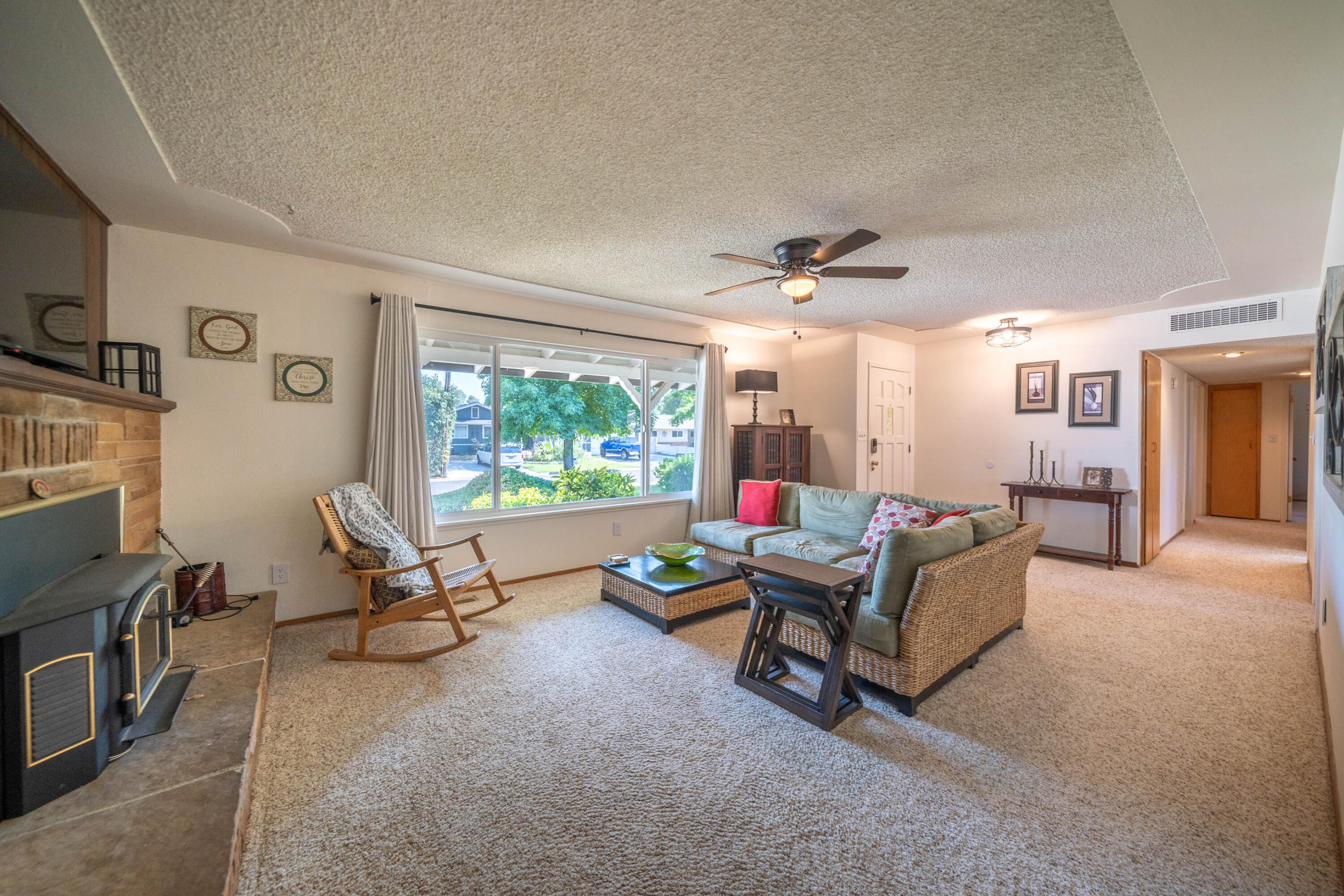 569 Rafael Street Redding, CA 96002 - Photo 8 of 49 Living Room