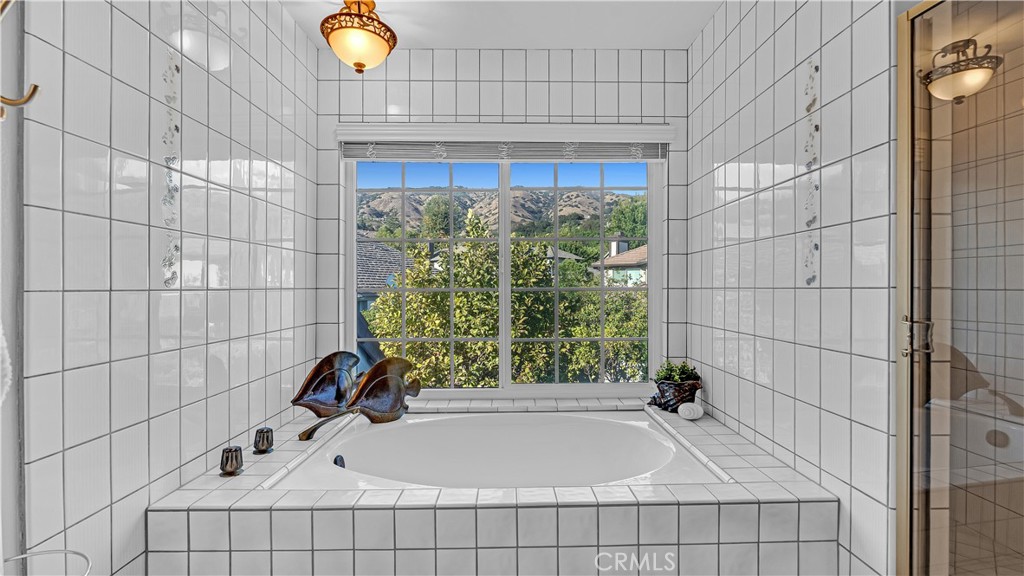 2162 Cumberland Road Glendora, CA 91741 - Photo 22 of 38 Tub & Shower in Master Suite