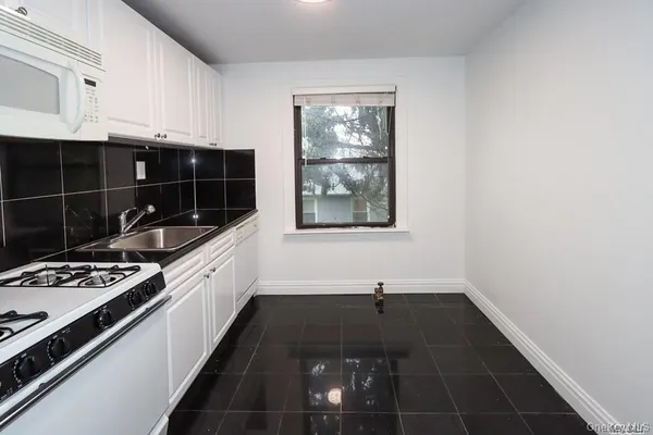 $3,400 | 14 Beach Road, Unit 3A, Great Neck, NY 11023