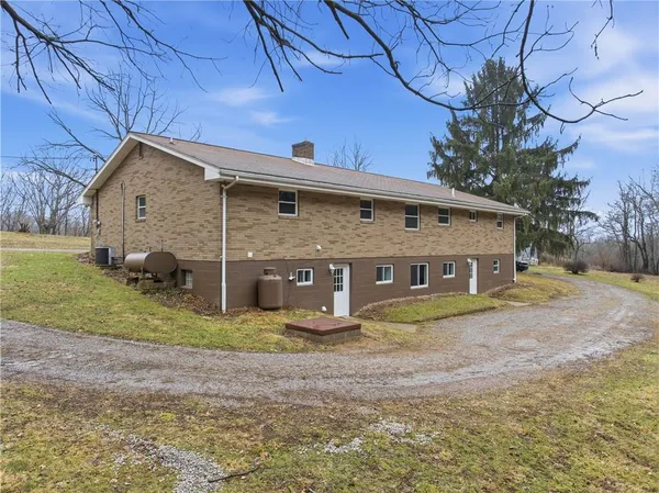 a view of a house with backyard