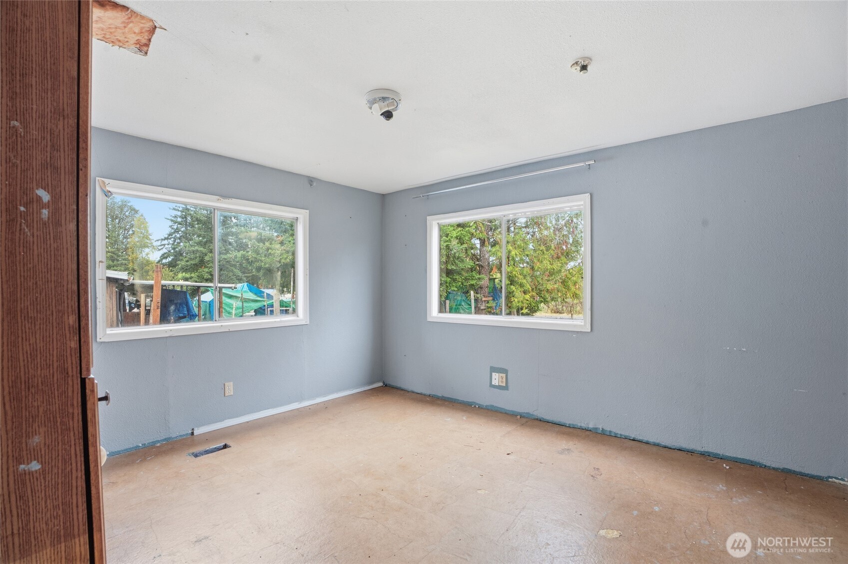 106 Wilford Road Silverlake, WA 98645 - Photo 25 of 32 an empty room with windows