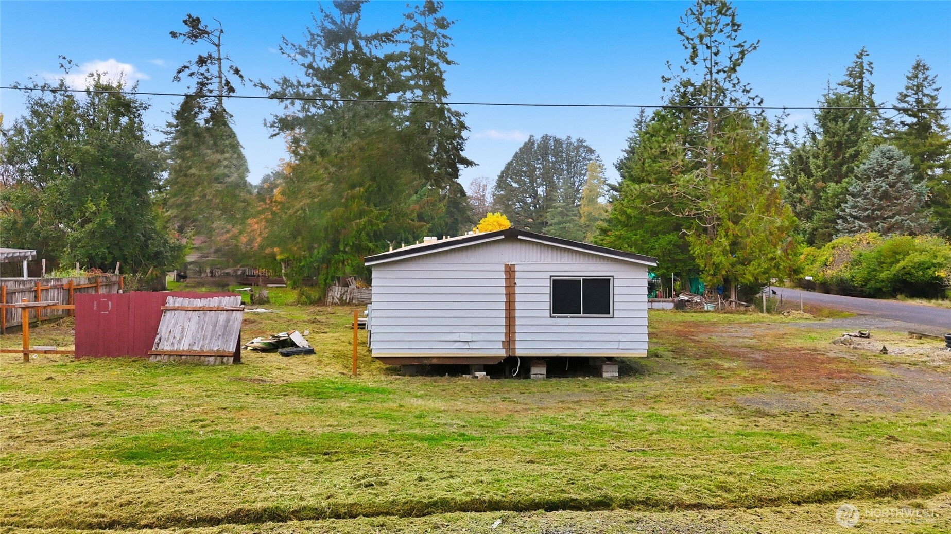 106 Wilford Road Silverlake, WA 98645 - Photo 4 of 32 a front view of a house with garden
